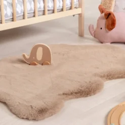 Kinderteppich - Huggy Schaf Taupe - 55x80cm